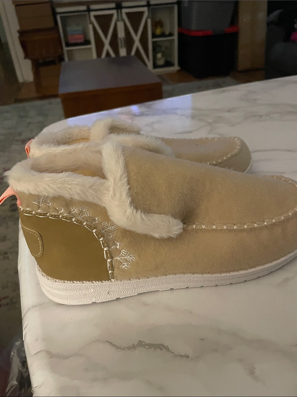 Slippers - Picture 2 of 4